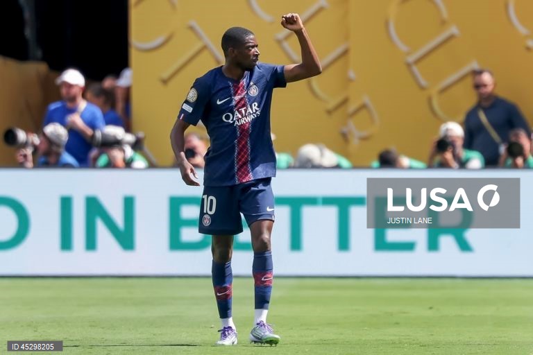 Os franceses do Paris Saint-Germain, campeões europeus em título, qualificaram-se hoje para a final do renovado Mundial de clubes de futebol, ao golear os espanhóis do Real Madrid por 4-0, marcando encontro com Chelsea.