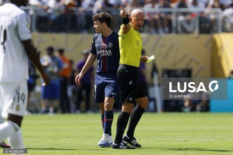 Os franceses do Paris Saint-Germain, campeões europeus em título, qualificaram-se hoje para a final do renovado Mundial de clubes de futebol, ao golear os espanhóis do Real Madrid por 4-0, marcando encontro com Chelsea.
