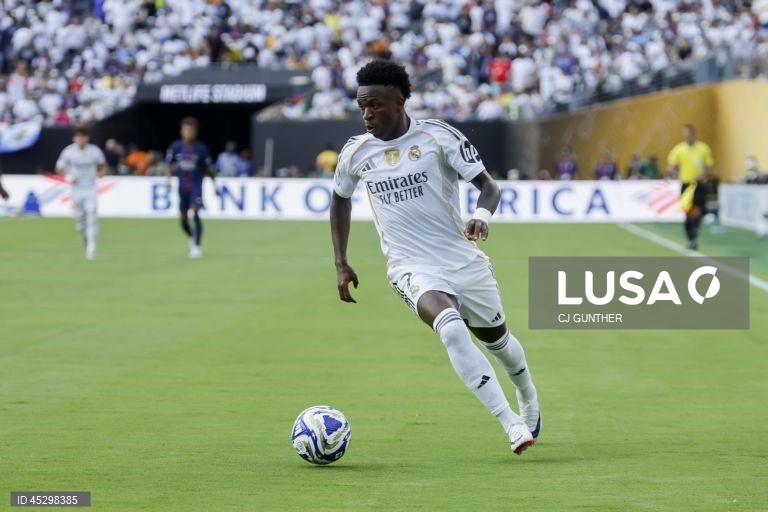 Os franceses do Paris Saint-Germain, campeões europeus em título, qualificaram-se hoje para a final do renovado Mundial de clubes de futebol, ao golear os espanhóis do Real Madrid por 4-0, marcando encontro com Chelsea.