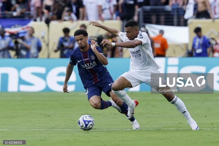 Os franceses do Paris Saint-Germain, campeões europeus em título, qualificaram-se hoje para a final do renovado Mundial de clubes de futebol, ao golear os espanhóis do Real Madrid por 4-0, marcando encontro com Chelsea.