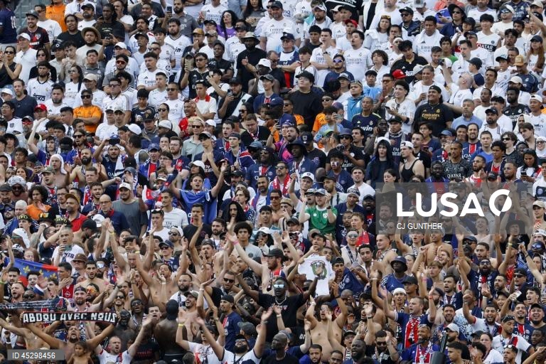 Os franceses do Paris Saint-Germain, campeões europeus em título, qualificaram-se hoje para a final do renovado Mundial de clubes de futebol, ao golear os espanhóis do Real Madrid por 4-0, marcando encontro com Chelsea.