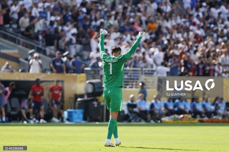 Os franceses do Paris Saint-Germain, campeões europeus em título, qualificaram-se hoje para a final do renovado Mundial de clubes de futebol, ao golear os espanhóis do Real Madrid por 4-0, marcando encontro com Chelsea.