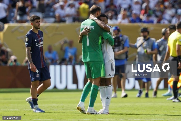 Os franceses do Paris Saint-Germain, campeões europeus em título, qualificaram-se hoje para a final do renovado Mundial de clubes de futebol, ao golear os espanhóis do Real Madrid por 4-0, marcando encontro com Chelsea.