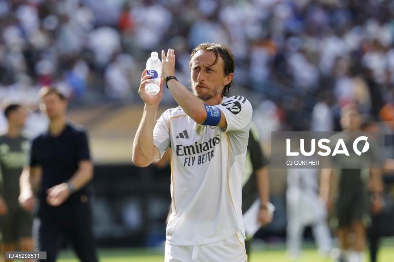 Os franceses do Paris Saint-Germain, campeões europeus em título, qualificaram-se hoje para a final do renovado Mundial de clubes de futebol, ao golear os espanhóis do Real Madrid por 4-0, marcando encontro com Chelsea.