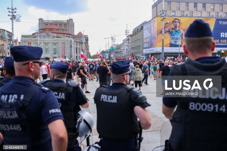 Polónia: Extrema-direita organiza protestos anti-imigração.