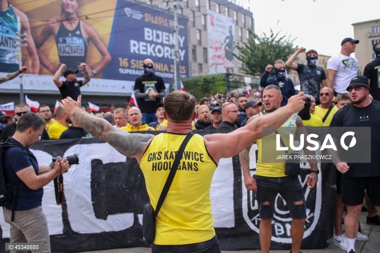 Polónia: Extrema-direita organiza protestos anti-imigração.