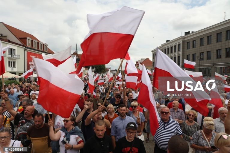 Polónia: Extrema-direita organiza protestos anti-imigração.