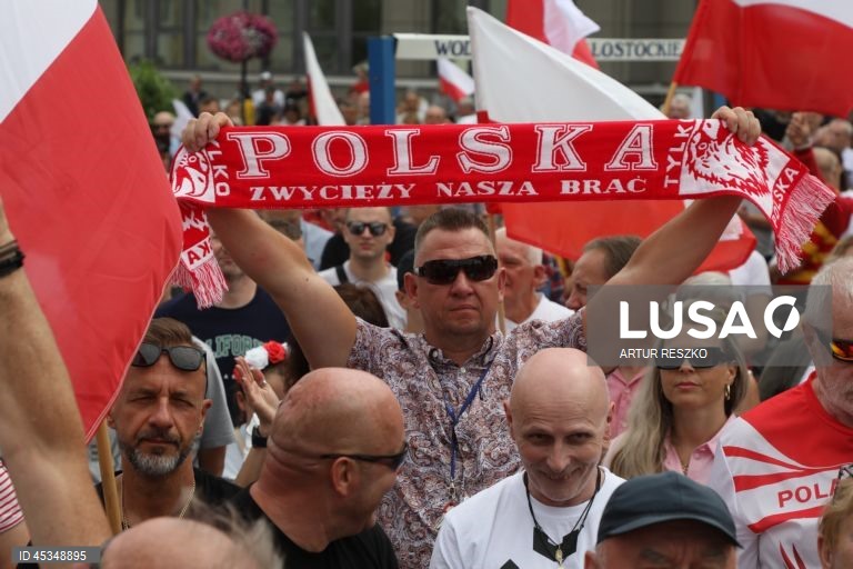 Polónia: Extrema-direita organiza protestos anti-imigração.