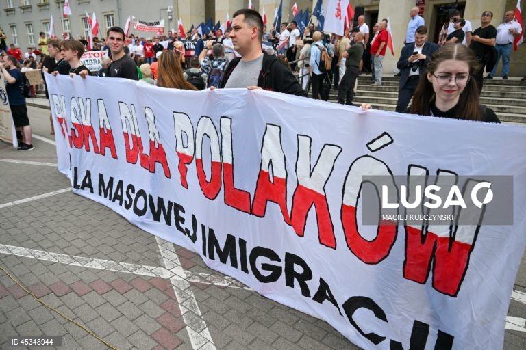 Polónia: Extrema-direita organiza protestos anti-imigração.