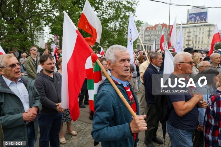Polónia: Extrema-direita organiza protestos anti-imigração.