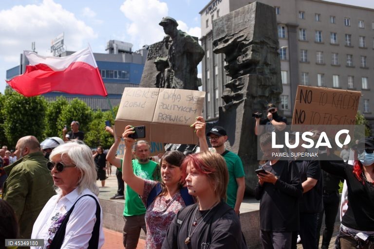 Polónia: Extrema-direita organiza protestos anti-imigração.