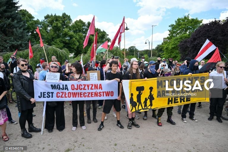 Polónia: Extrema-direita organiza protestos anti-imigração.
