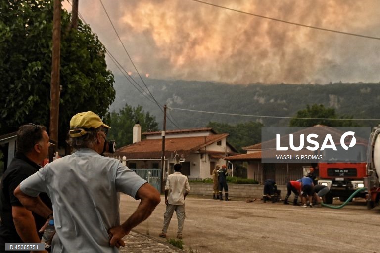 Grécia: Incêndio florestal em Feneos, Corinto