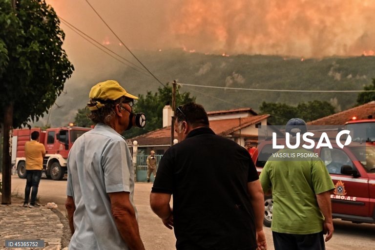 Grécia: Incêndio florestal em Feneos, Corinto