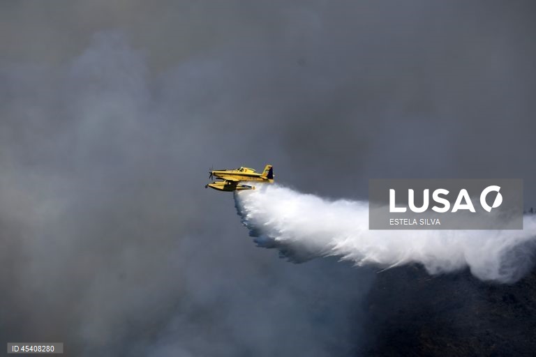 Um avião combate o incêndio que lavra numa encosta próxima do lugar de Parada, na freguesia Santa Eulália, em Arouca, 30 de julho de 2025. ESTELA SILVA/LUSA