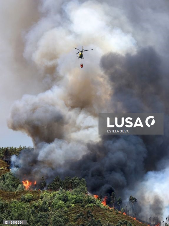 Um helicóptero combate o incêndio que lavra numa encosta próxima do lugar de Parada, na freguesia Santa Eulália, em Arouca, 30 de julho de 2025. ESTELA SILVA/LUSA