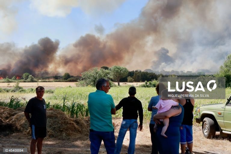 Nuvens de fumo elevam-se no céu durante um incêndio na aldeia de Lapa de Tourais, Seia, 30 de julho de 2025. Este incêndio que deflagrou no concelho de Seia, distrito da Guarda, está a ser combatido por 180 operacionais, 54 viaturas e três meios aéreos. MIGUEL PEREIRA DA SILVA/LUSA