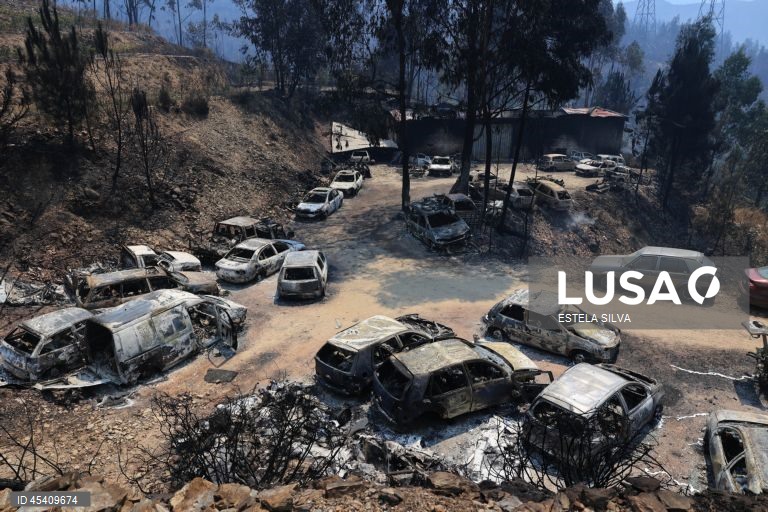 Carros danificados pelo incêndio que começou em Arouca na segunda-feira, numa sucata no lugar de Seixo, em Castelo de Paiva, 30 de Julho de 2025. ESTELA SILVA/LUSA