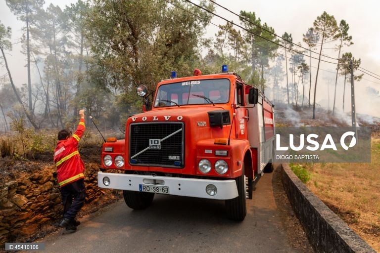 Um bombeiro combate um incêndio florestal em Melres, Gondomar, Porto, 30 de julho 2025. As povoações de Montezelo e Altocentro, em Melres, concelho de Gondomar, estão ameaçadas pelas chamas do incêndio que começou na terça-feira em Penafiel, revelou à Lusa fonte dos bombeiros de Melres e segundo o ‘site’ da Autoridade Nacional de Emergência e Proteção Civil (ANEPC), pelas 14:55 este incêndio no distrito do Porto estava a ser combatido por 178 operacionais, apoiados por 47 viaturas e três meios...