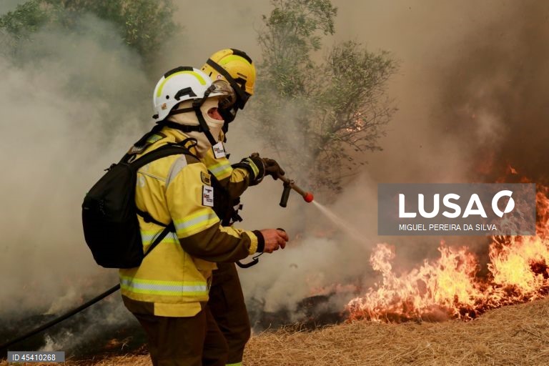 Bombeiros combatem um incêndio em Santa Comba, Seia, 30 de julho de 2025. Este incêndio que deflagrou no concelho de Seia, distrito da Guarda, está a ser combatido por 201 operacionais, 61 viaturas e dois meios aéreos. MIGUEL PEREIRA DA SILVA/LUSA