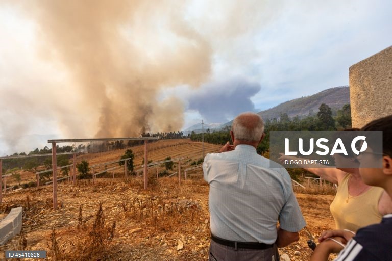 Populares observam um incêndio florestal em Melres, Gondomar, Porto, 30 de julho 2025. As povoações de Montezelo e Altocentro, em Melres, concelho de Gondomar, estão ameaçadas pelas chamas do incêndio que começou na terça-feira em Penafiel, revelou à Lusa fonte dos bombeiros de Melres e segundo o ‘site’ da Autoridade Nacional de Emergência e Proteção Civil (ANEPC), pelas 14:55 este incêndio no distrito do Porto estava a ser combatido por 178 operacionais, apoiados por 47 viaturas e três meios...