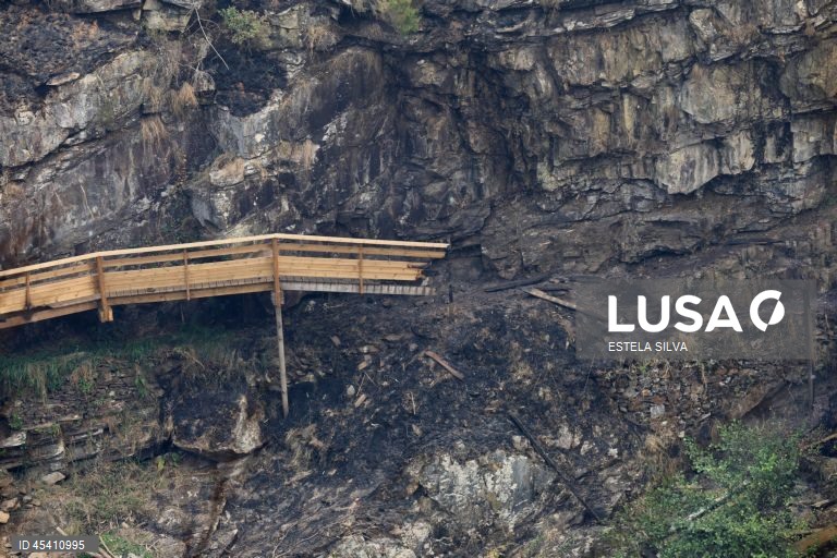 Passadiços do Paiva, na freguesia de Espiunca, destruídos pelo incêndio que lavra desde segunda feira, em Arouca, 30 de Julho de 2025. No ano passado, um incêndio já tinha destruído parte dos passadiços, e só voltaram a abrir em abril deste ano, sendo uma das mais importantes infraestruturas turísticas do concelho atraindo milhares de visitantes todos os anos. ESTELA SILVA/LUSA
