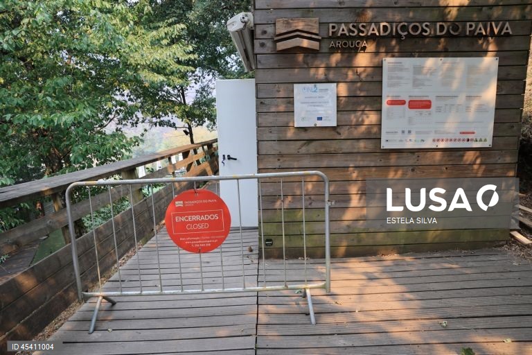 Passadiços do Paiva, na freguesia de Espiunca, destruídos pelo incêndio que lavra desde segunda feira, em Arouca, 30 de Julho de 2025. No ano passado, um incêndio já tinha destruído parte dos passadiços, e só voltaram a abrir em abril deste ano, sendo uma das mais importantes infraestruturas turísticas do concelho atraindo milhares de visitantes todos os anos. ESTELA SILVA/LUSA