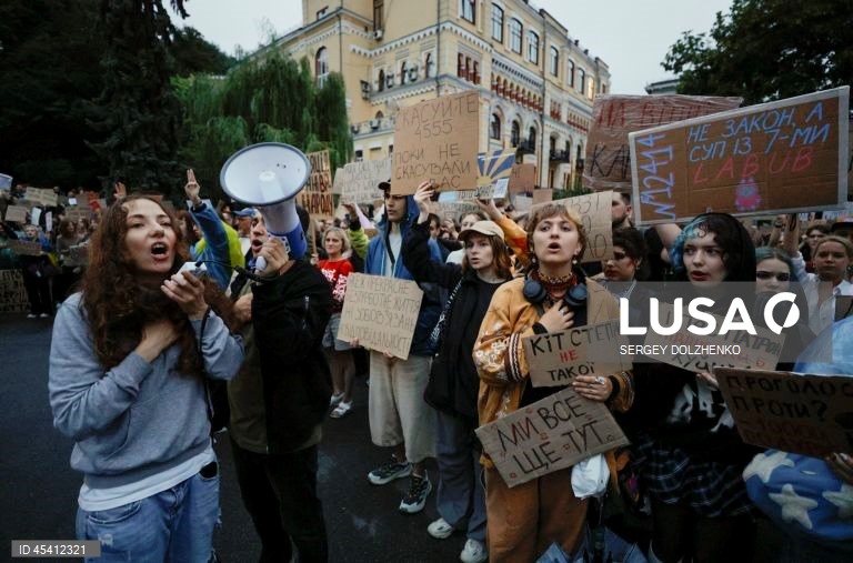 Ucrânia: Manifestantes exigem restauro da independência das agências anti-corrupção