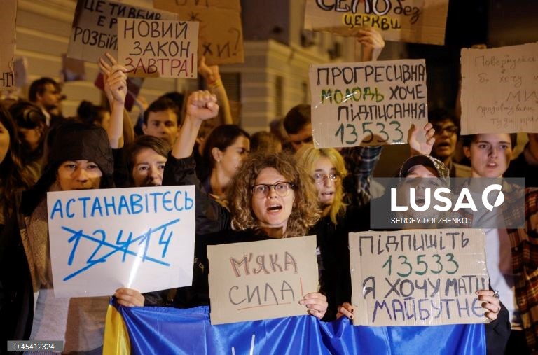Ucrânia: Manifestantes exigem restauro da independência das agências anti-corrupção
