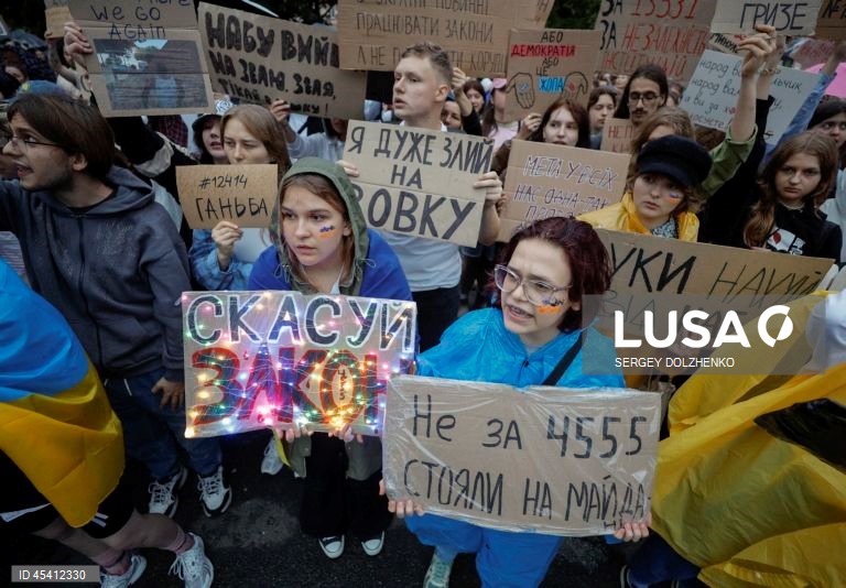 Ucrânia: Manifestantes exigem restauro da independência das agências anti-corrupção