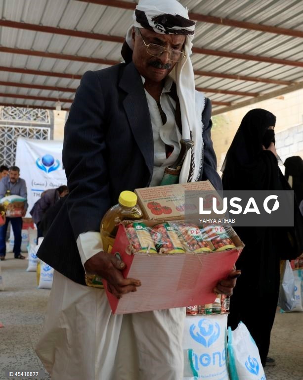 Iémen: Distribuição de ajuda humanitária em Saná