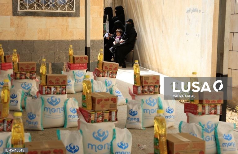 Iémen: Distribuição de ajuda humanitária em Saná