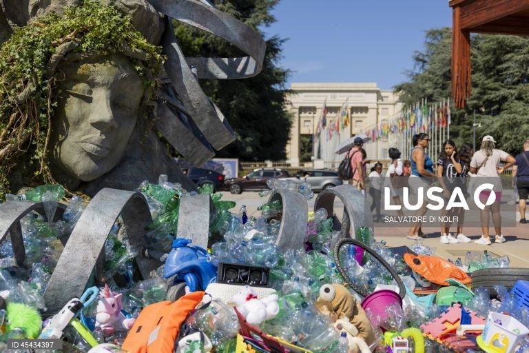 Suiça. Manifestação em Genebra de apoio a um Tratado para os Plásticos em frente à sede europeia da ONU