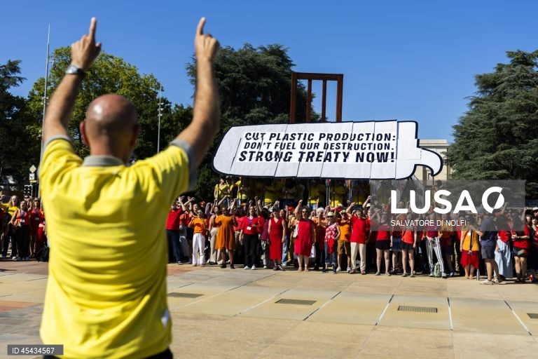 Suiça. Manifestação em Genebra de apoio a um Tratado para os Plásticos em frente à sede europeia da ONU