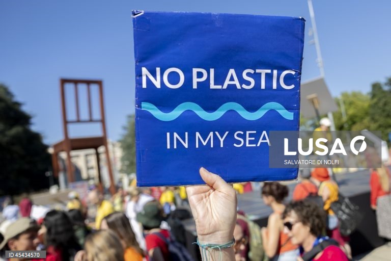 Suiça. Manifestação em Genebra de apoio a um Tratado para os Plásticos em frente à sede europeia da ONU