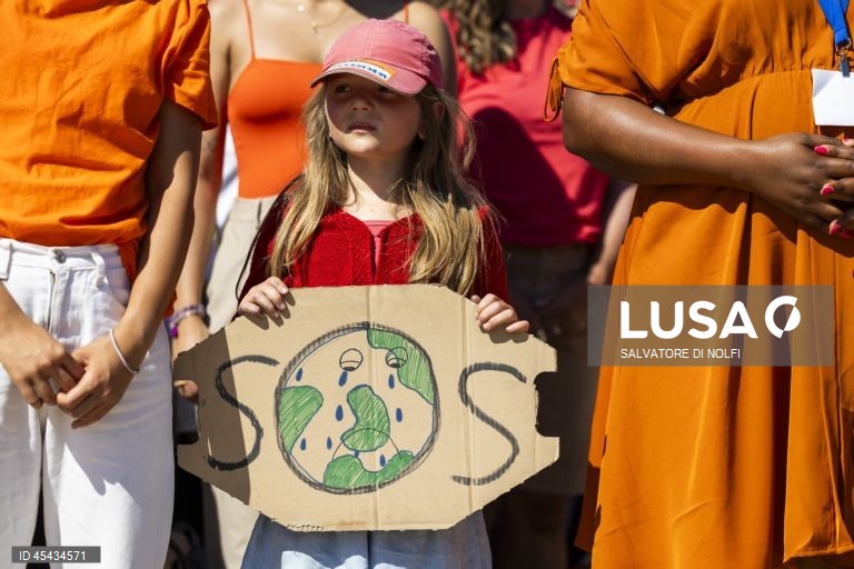 Suiça. Manifestação em Genebra de apoio a um Tratado para os Plásticos em frente à sede europeia da ONU