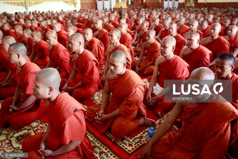 Camboja: Cerimónias budistas pela paz em Phnom Penh