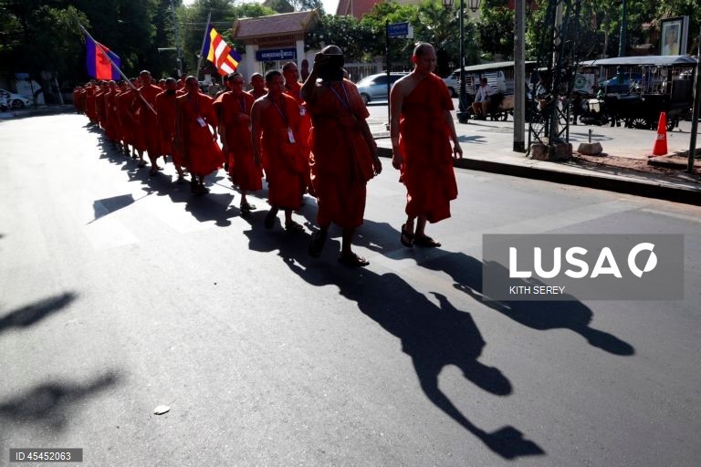 Camboja: Cerimónias budistas pela paz em Phnom Penh