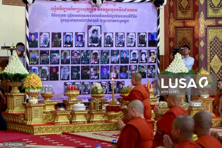 Camboja: Cerimónias budistas pela paz em Phnom Penh
