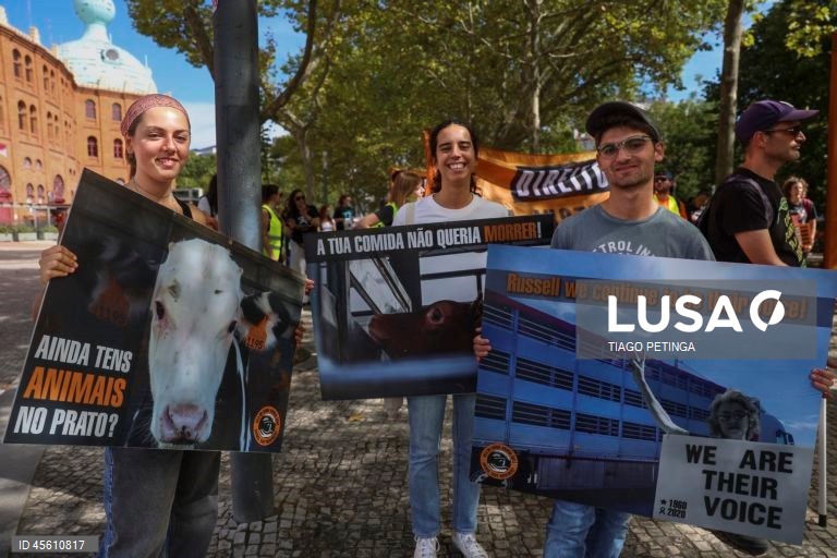 Cerca de uma centena de manifestantes participaram na 7.ª Marcha Nacional Pelos Direitos de TODOS os Animais, organizada pela Portugal Animal Save, Associação não-governamental sem fins lucrativos, em Lisboa, 06 de setembro de 2025. TIAGO PETINGA/LUSA