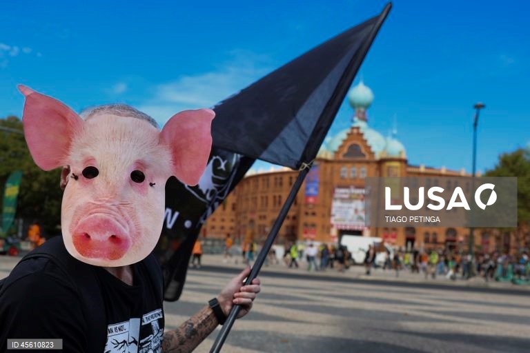 Cerca de uma centena de manifestantes participaram na 7.ª Marcha Nacional Pelos Direitos de TODOS os Animais, organizada pela Portugal Animal Save, Associação não-governamental sem fins lucrativos, em Lisboa, 06 de setembro de 2025. TIAGO PETINGA/LUSA