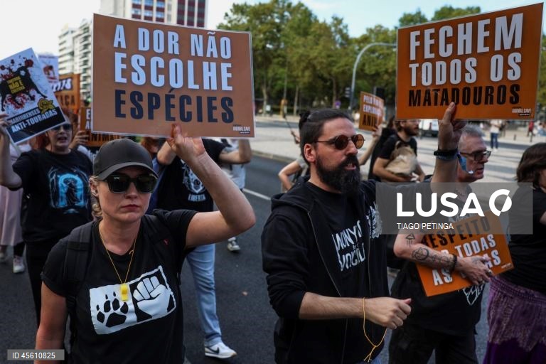 Cerca de uma centena de manifestantes participaram na 7.ª Marcha Nacional Pelos Direitos de TODOS os Animais, organizada pela Portugal Animal Save, Associação não-governamental sem fins lucrativos, em Lisboa, 06 de setembro de 2025. TIAGO PETINGA/LUSA