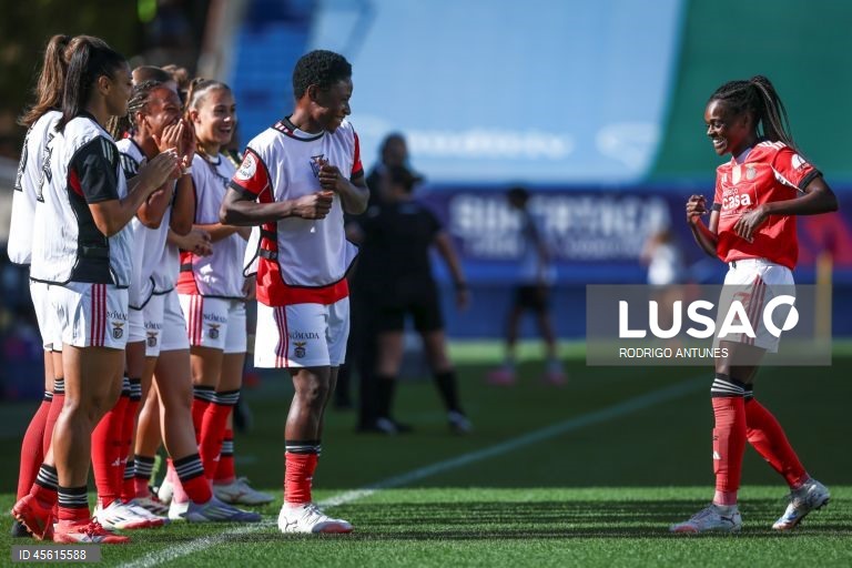 A jogadora do Benfica, Diana Silva (D), festeja após ter marcar o 1-0, durante o jogo da final da Supertaça feminina de Futebol contra o Torreense, realizada no Estádio António Coimbra da Mota, no Estoril, Cascais, 07 de setembro de 2025. RODRIGO ANTUNES/LUSA