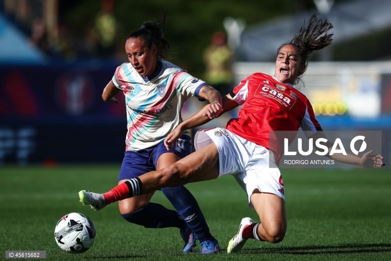 A jogadora do Benfica, Beatriz Cameirão (D), disputa a bola com a jogadora do Torreense, Paloma Lemos (E), durante o jogo da final da Supertaça feminina de Futebol, realizada no Estádio António Coimbra da Mota, no Estoril, Cascais, 07 de setembro de 2025. RODRIGO ANTUNES/LUSA