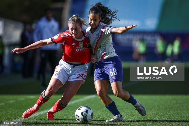 A jogadora do Benfica, Chandra Davidson (E), disputa a bola com a jogadora do Torreense, Bárbara Lopes (D), durante o jogo da final da Supertaça feminina de Futebol, realizada no Estádio António Coimbra da Mota, no Estoril, Cascais, 07 de setembro de 2025. RODRIGO ANTUNES/LUSA