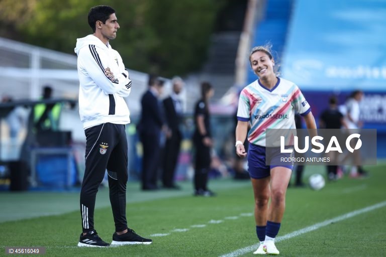 O treinador do Benfica, Ivan Baptista (E), reage durante o jogo da final da Supertaça feminina de Futebol contra o Torreense, realizada no Estádio António Coimbra da Mota, no Estoril, Cascais, 07 de setembro de 2025. RODRIGO ANTUNES/LUSA