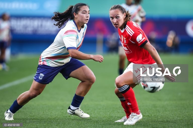 A jogadora do Benfica, Marit Lund (D), disputa a bola com a jogadora do Torreense, Maile Hayes (E), durante o jogo da final da Supertaça feminina de Futebol, realizada no Estádio António Coimbra da Mota, no Estoril, Cascais, 07 de setembro de 2025. RODRIGO ANTUNES/LUSA