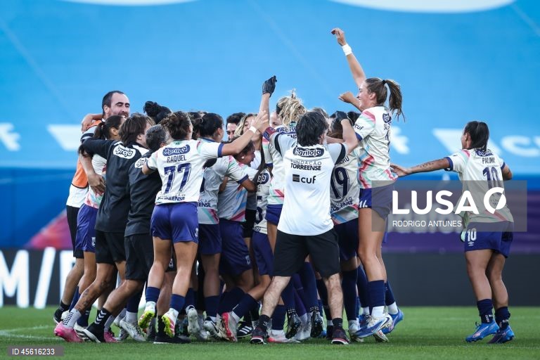 As jogadoras do Torreense festejam após terem vencido o Benfica por 1-2, no final do jogo da final da Supertaça feminina de Futebol contra o Benfica, realizada no Estádio António Coimbra da Mota, no Estoril, Cascais, 07 de setembro de 2025. RODRIGO ANTUNES/LUSA