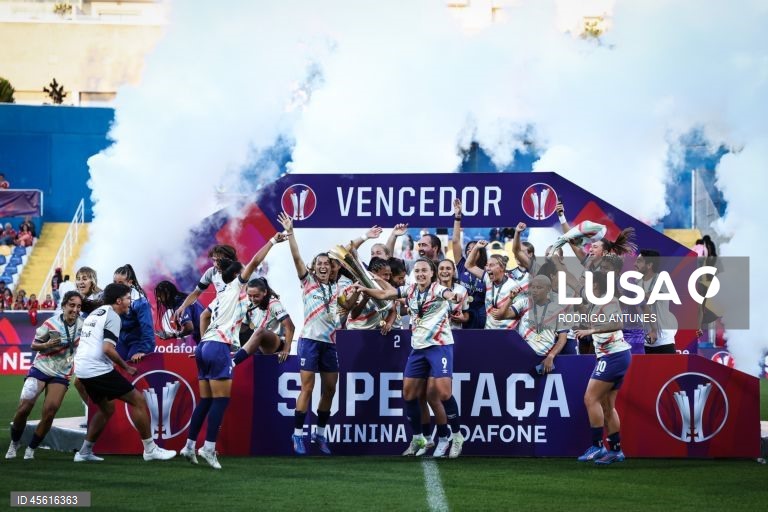 As jogadoras do Torreense festejam com a taça após terem vencido o Benfica por 1-2, no final do jogo da final da Supertaça feminina de Futebol contra o Benfica, realizada no Estádio António Coimbra da Mota, no Estoril, Cascais, 07 de setembro de 2025. RODRIGO ANTUNES/LUSA