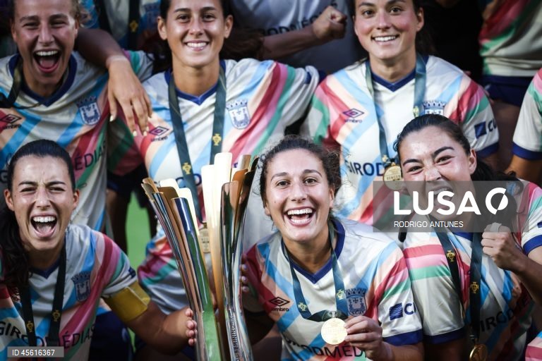 As jogadoras do Torreense festejam com a taça após terem vencido o Benfica por 1-2, no final do jogo da final da Supertaça feminina de Futebol contra o Benfica, realizada no Estádio António Coimbra da Mota, no Estoril, Cascais, 07 de setembro de 2025. RODRIGO ANTUNES/LUSA